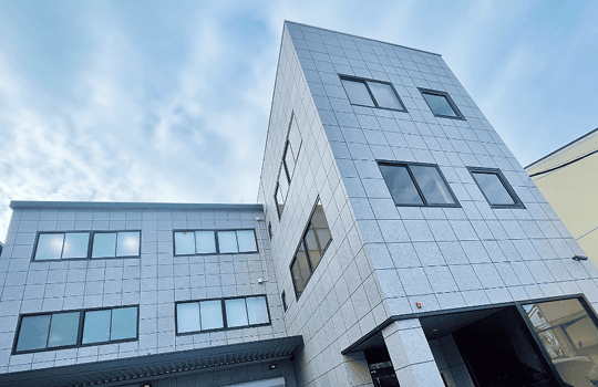 本社ビルの外観