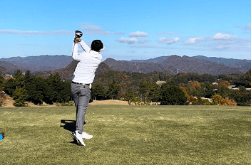 ゴルフをしている様子