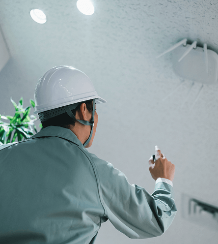 設備を点検する作業員