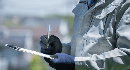 作業員が点検チェックをしている様子