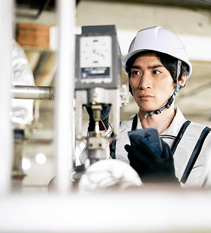 設備を点検する作業員