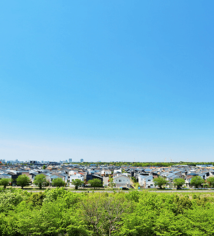 青空が広がる街の景色